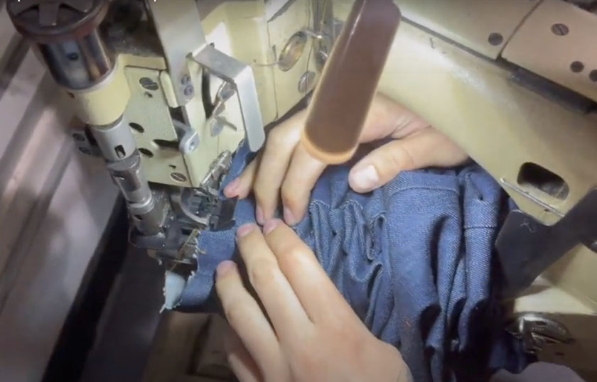 Tapering jeans sewing on a Union Special 35800 feed-off-the-arm machinen
